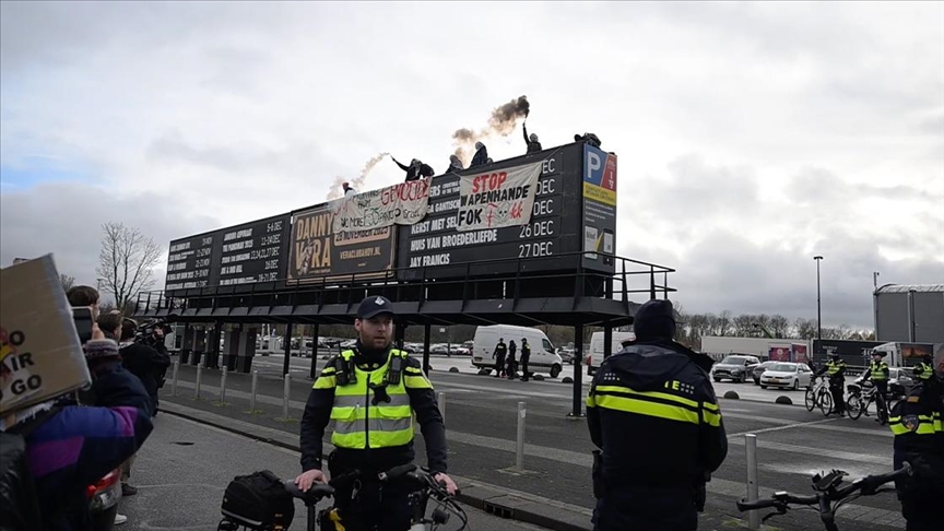 policia-holandeze-ndalon-protestuesit-ne-panairin-e-armeve-ne-roterdam