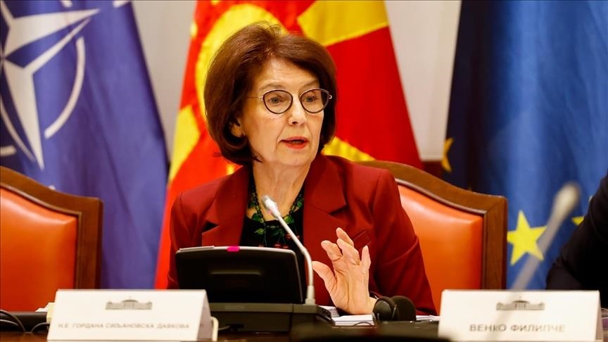 presidentja-siljanovska-davkova-uron-qytetaret-shqiptare-me-rastin-e-dites-se-alfabetit