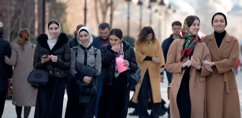 kufizimet-e-reja-per-veshjen-“synojne-kontrollin”-ndaj-grave-ne-ceceni