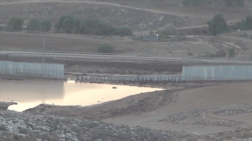 shirat-e-rrembyeshem-shembin-nje-pjese-te-murit-ndares-te-izraelit-ne-bregun-perendimor-te-pushtuar