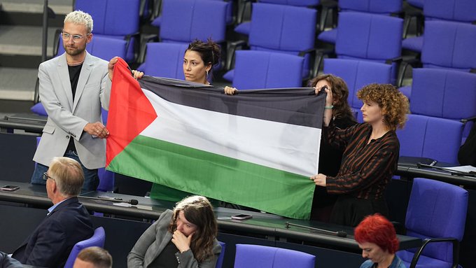 aktivisti-shpalos-flamurin-palestinez-ne-parlamentin-gjerman-gjate-debatit-per-politiken-e-jashtme