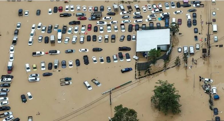 katastrofe-ne-tajlande-dhe-azine-juglindore,-rreth-150-te-vdekur-nga-permbytjet-apokaliptike!-aeroplanmbajtese-per-evakuimet-dhe…