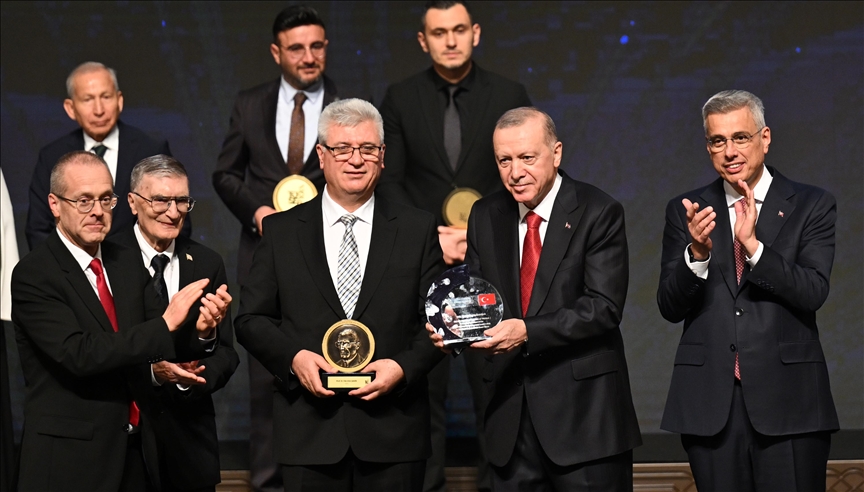 presidenti-erdogan-merr-cmimin-e-obsh-se-per-evropen-per-perpjekjet-humanitare-te-turqise-per-palestinezet