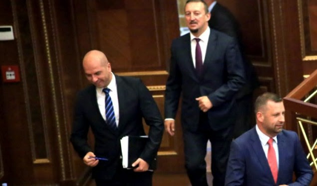 terhiqet-lista-serbe,-ftesat-per-seancen-ne-mitrovice-te-veriut-i-dergon-me-emrin-“republika-e-kosoves”