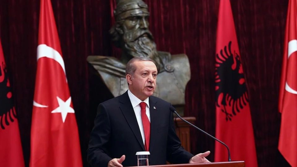 turqia-uron-shqiperine-per-diten-e-flamurit:-gezuar-aleatit-tone