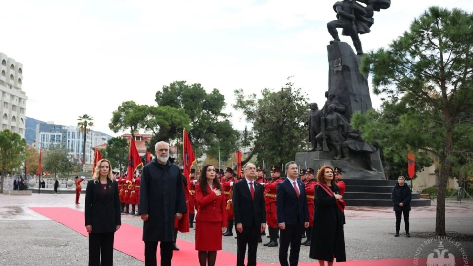 ne-vlore-mbahet-ceremonia-e-ngritjes-se-flamurit,-e-pranishme-edhe-osmani