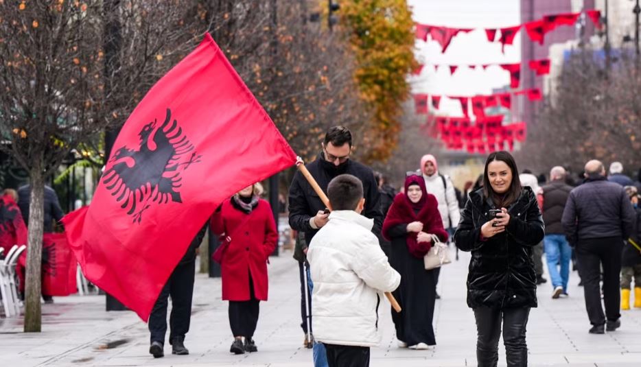 fotolajm/-diten-e-flamurit-kombetar-shqiptar,-prishtina-“vishet”-kuq-e-zi!