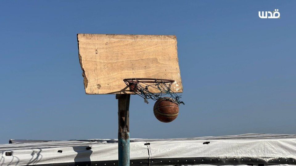 gaza,-femijet-e-zhvendosur-ne-kamp-e-shnderrojne-rrugen-me-rere-ne-fushe-basketbolli-te-improvizuar