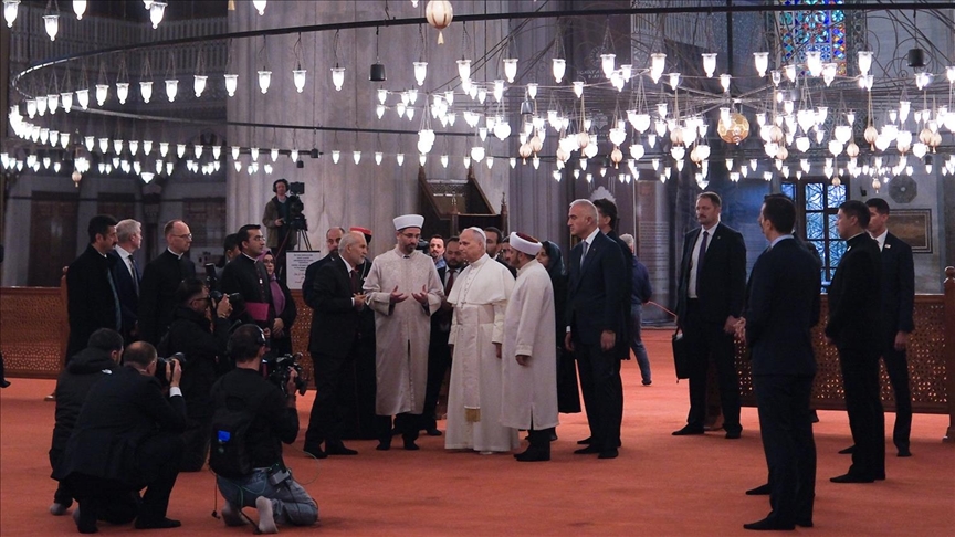 papa-leoni-xiv-viziton-xhamine-sultanahmet-gjate-vizites-ne-turqi