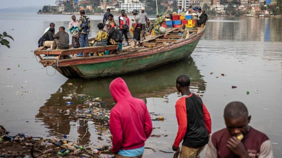 permbyset-anija-ne-kongo,-19-te-vdekur-dhe-dhjetera-te-zhdukur