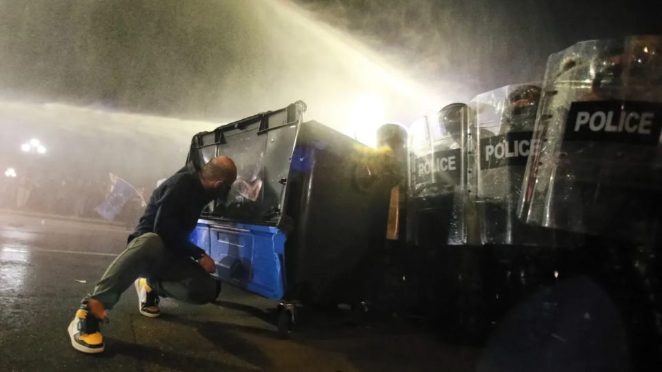 investigimi-i-bbc:-policia-sperkat-protestuesit-ne-gjeorgji-me-nje-substance-toksike-te-luftes-se-pare-boterore