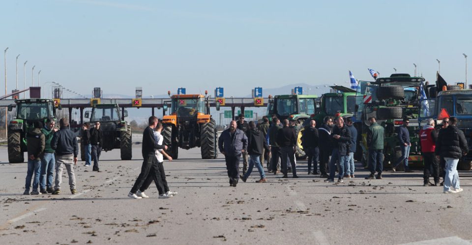 foto/-vazhdojne-per-te-dyten-dite-radhazi-protestat-e-fermereve-ne-te-gjithe-greqine!-bllokohet-autostrada-drejt-athines-dhe-selanikut