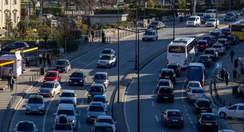 pas-me-shume-se-nje-jave-ne-proteste,-rikthehet-transporti-publik-ne-kosove