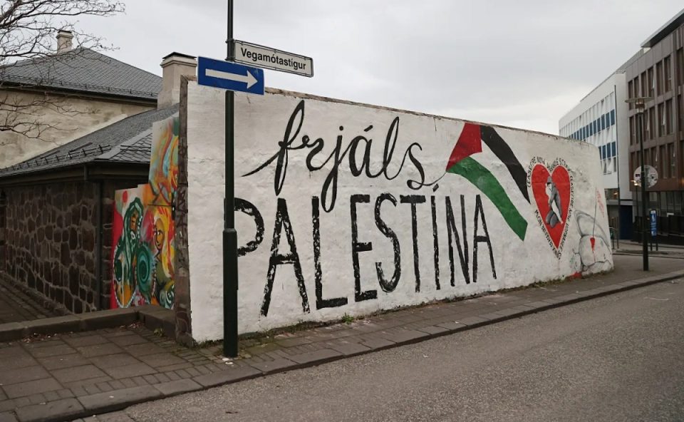 grafiti-“palestina-e-lire”-shfaqet-ne-murin-e-ish-burgut-te-islandes