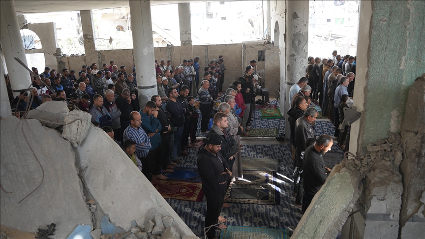 palestinezet-falin-namazin-e-xhumase-mbi-rrenojat-e-xhamise-se-shkaterruar-ne-gaza