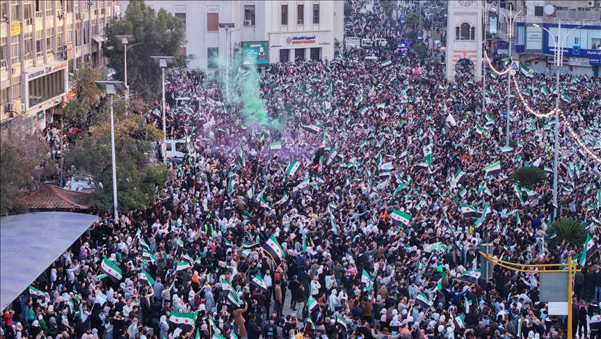 sirianet-festojne-pervjetorin-e-renies-se-regjimit-te-assadit-me-nje-tubim-masiv-ne-hama