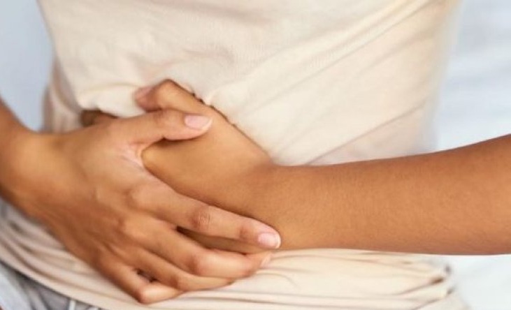 perse-dhemb-stomaku-kur-ushqimi-ju-bie-rende:-shkaqet-dhe-trajtimet-natyrale