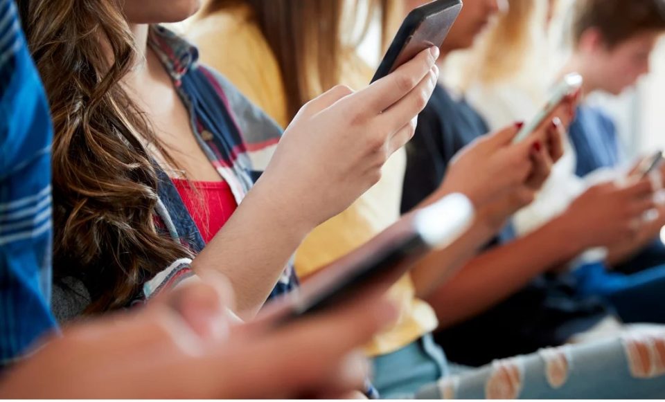 australia-vendi-i-pare-ne-bote-qe-ndalon-perdorimin-e-rrjeteve-sociale-per-femijet-nen-16-vjec,-ligji-hyn-ne-fuqi-te-merkuren