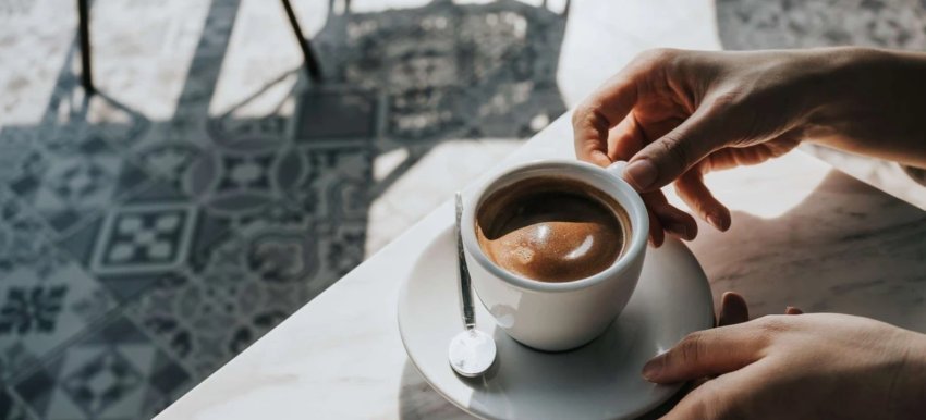 shenjat-qe-tregojne-se-po-e-teproni-me-konsumimin-e-kafese