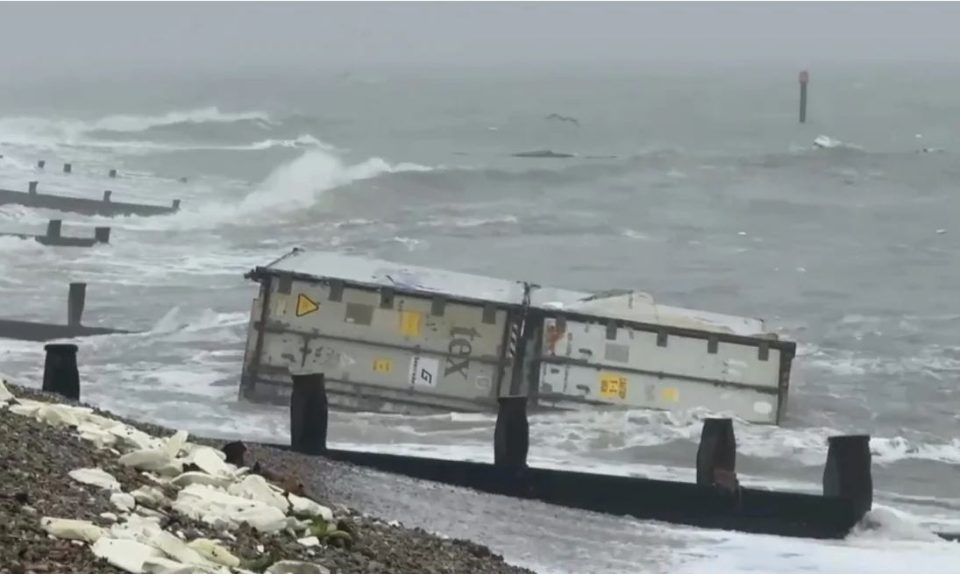 video/-deti-nxjerr-tonelata-me-banane-dhe-avokado-ne-brigjet-britanike,-autoritetet-paralajmerojne-se…