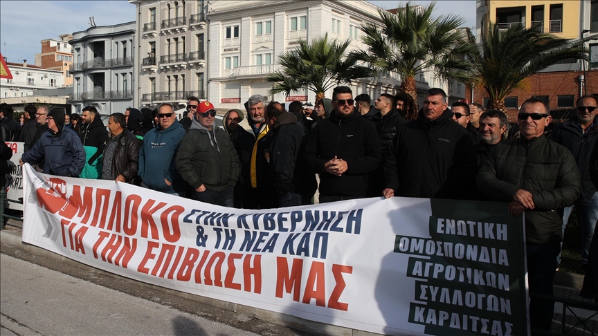 greqi,-fermeret-bllokojne-hyrjet-e-portit-te-volosit-me-traktore