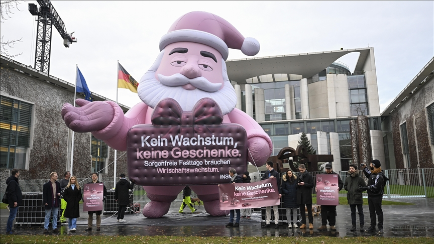 protestuesit-ne-berlin-perdorin-nje-babagjysh-gjigant-per-te-kritikuar-politikat-ekonomike-te-gjermanise