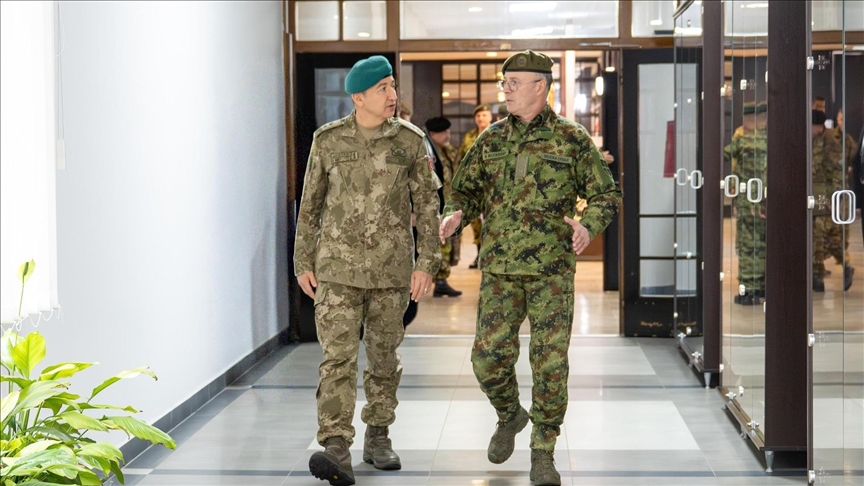 komandanti-i-kfor-it-takon-ne-beograd-shefin-e-shtabit-te-pergjithshem-te-ushtrise-serbe