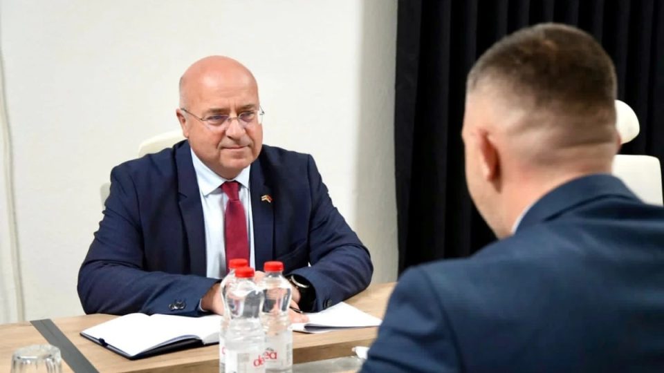 shqiptaret-ne-lugine-perballen-me-bllokim-fondesh,-pasivizim-adresash-dhe-krize-sigurie