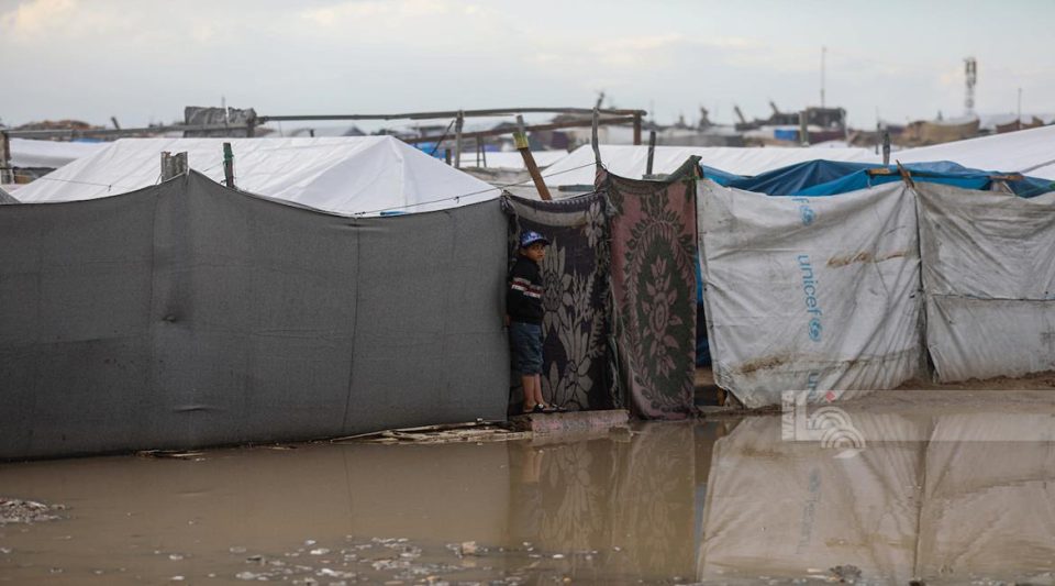 stuhia-permbyt-tendat-e-kampit,-mijera-te-zhvendosur-ne-gaza-kalojne-naten-nen-shi