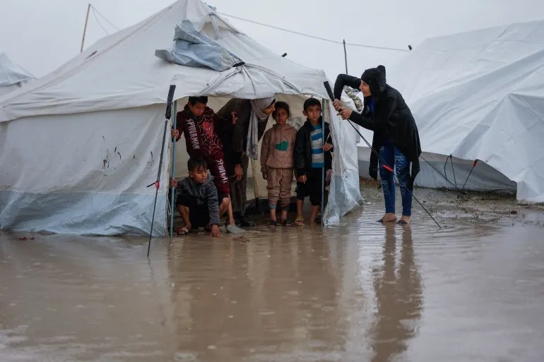 te-zhvendosurit-ne-gaza-perballen-me-stuhi-te-rrezikshme-pa-asgje-ne-dore