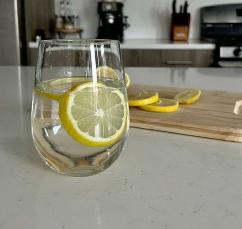 pse-duhet-te-filloni-menjehere-te-konsumoni-uje-te-ngrohte-me-limon