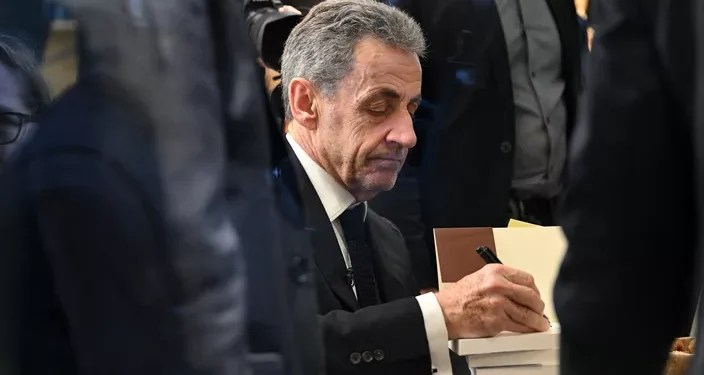 njezet-dite-ne-nje-qeli-dhe-nje-liber-216-faqesh