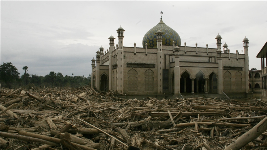 rrenojat-e-permbytjeve-mbulojne-xhamine-ne-provincen-aceh-ne-indonezi,-numri-i-viktimave-afer-1.000