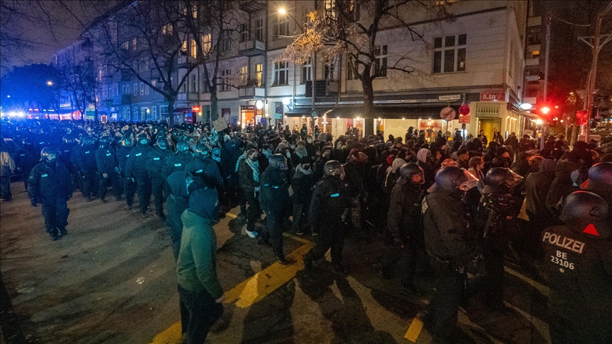 policia-ndalon-protestuesit-gjate-nje-demonstrate-anti-policore-ne-berlin