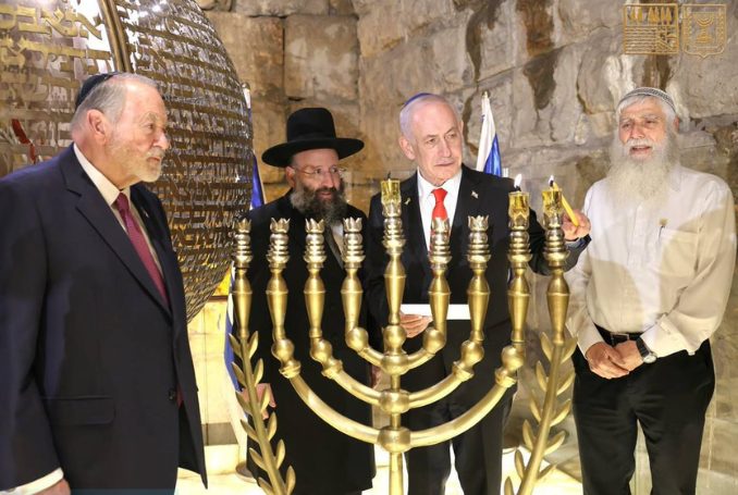 kryeministri-izraelit-sulmon-xhamine-al-aksa-per-te-festuar-festen-hebraike-hanukkah