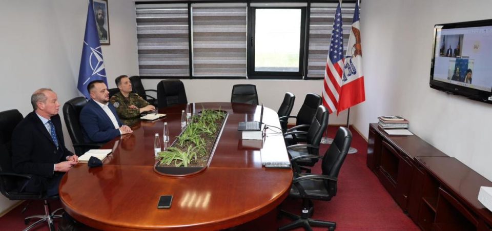 maqedonci-bisedon-me-zyrtaren-e-larte-te-nato-s:-koordinim-i-ngushte-me-kfor-in-dhe-hapa-te-rinj-drejt-nato-s