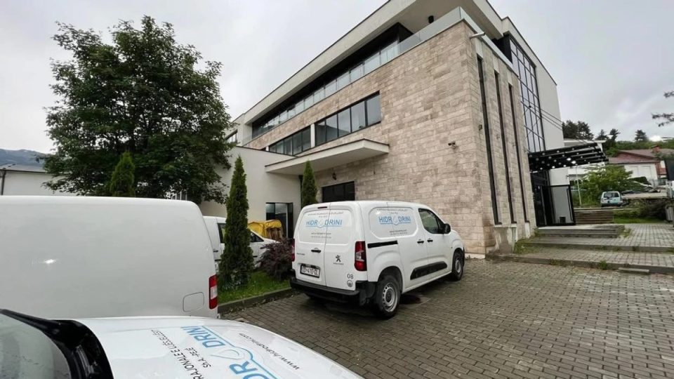 punetoret-e-kru-“hidrodrini”-neser-nisin-greven,-kerkojne-rritje-te-pagave-prej-110-euro