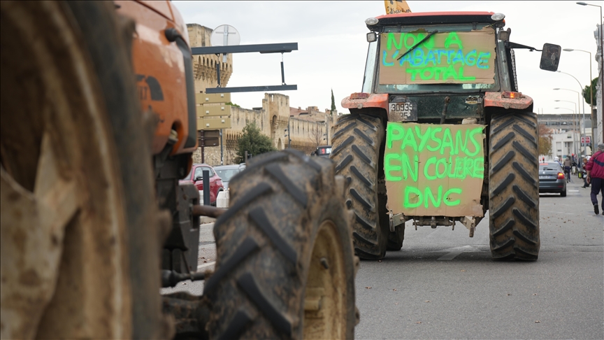 fermeret-franceze-bllokojne-disa-autostrada-ndersa-protestat-vazhdojne