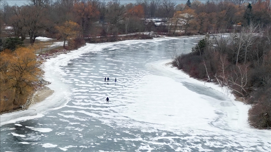 moti-i-ftohte-perfshin-kanadane,-banoret-bejne-patinazh-ne-pellgjet-e-ishullit-te-torontos