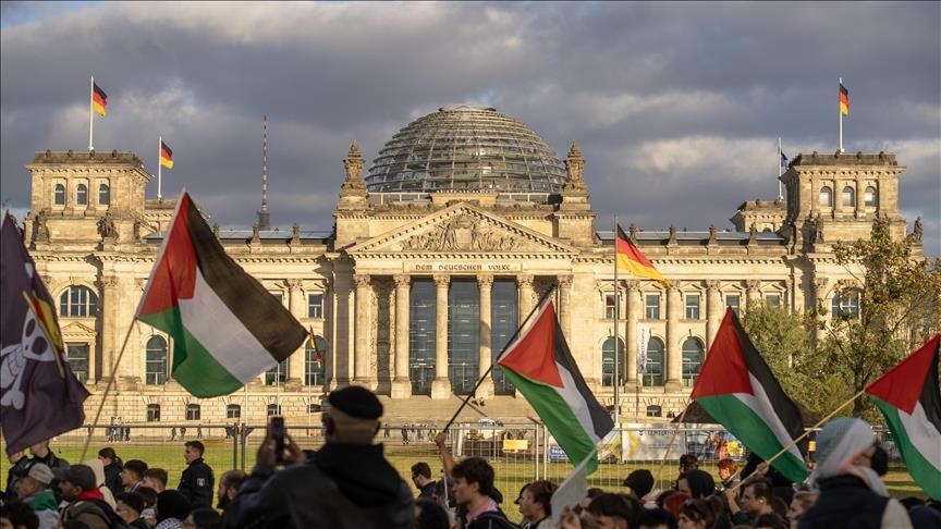 protestuesit-ne-berlin-marshojne-me-fenere-ne-solidaritet-me-palestinezet