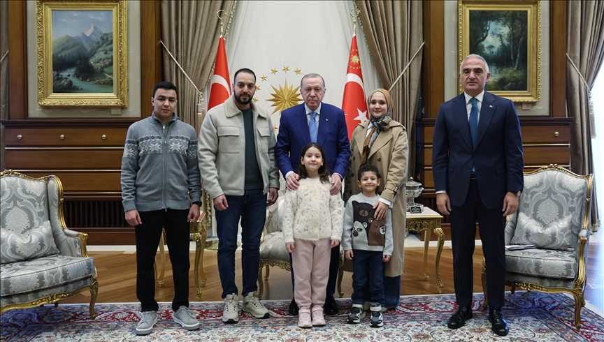 presidenti-erdogan-takohet-me-familjen-e-6-vjecares-hind-rajab-qe-u-vra-ne-sulmin-izraelit-ne-gaza