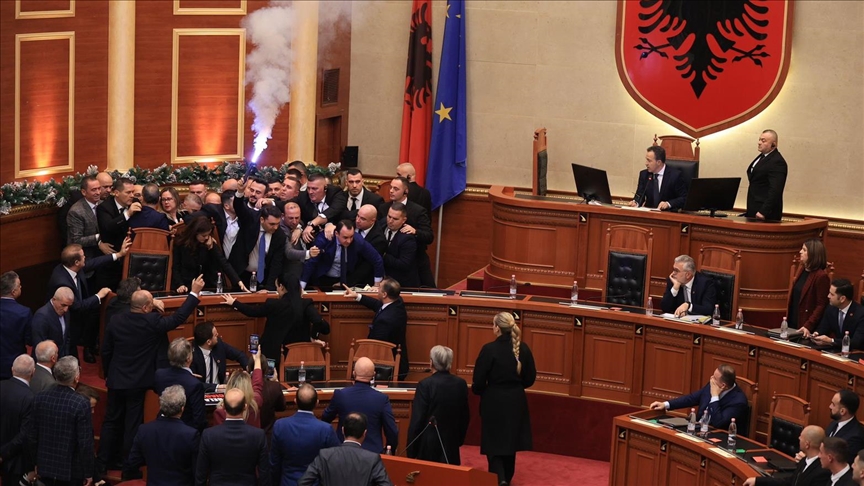 tensione-gjate-seances-plenare-te-kuvendit-te-shqiperise