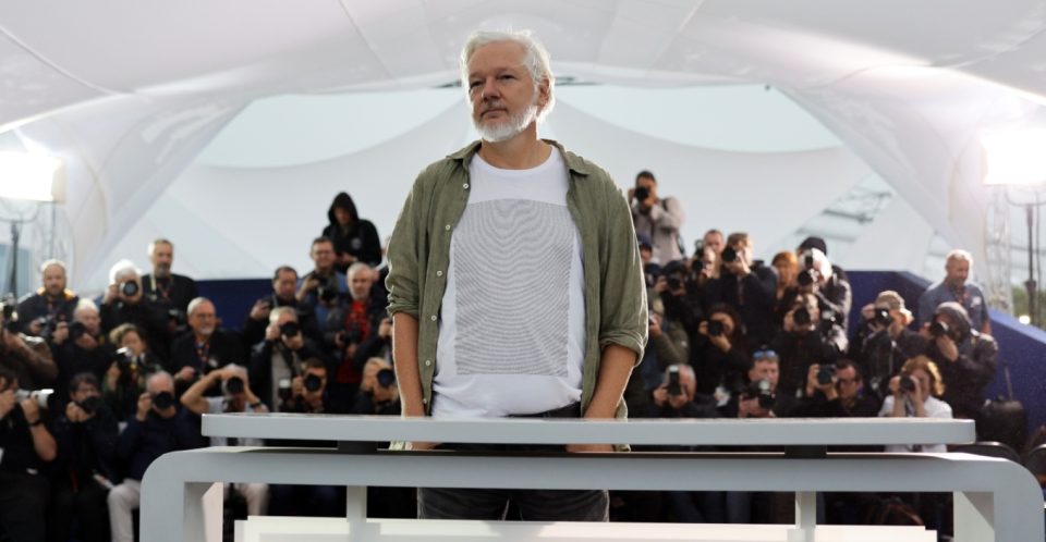 kundershtoi-dhenien-e-cmimit-nobel-per-paqen-lideres-se-opozites-venezueliane,-deshton-padia-e-julian-assange