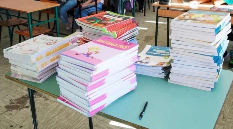 serbia-vazhdon-t’i-mbaje-te-bllokuara-fondet-per-librat-e-nxenesve-ne-lugine
