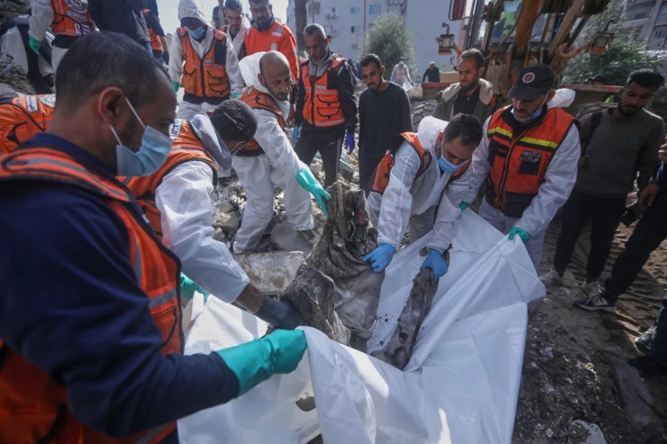 gati-100-trupa-te-tjere-nxirren-nga-rrenojat-ne-gaza