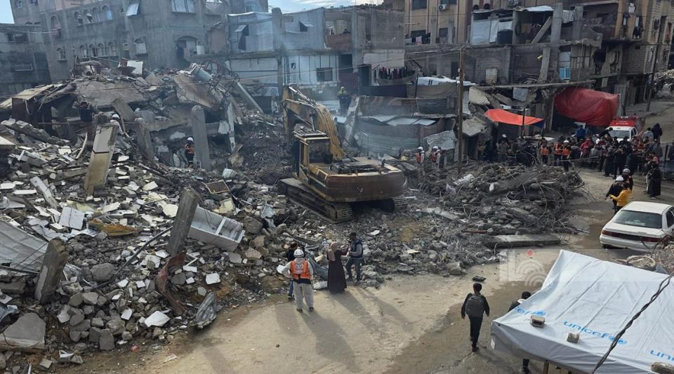 shembje-ndertese-ne-gaza,-humbin-jeten-kater-persona
