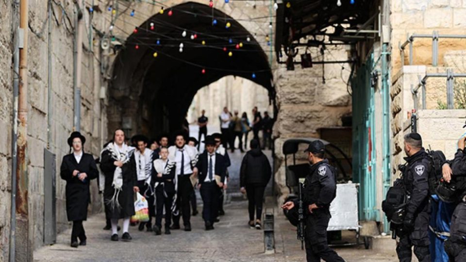 qindra-kolone-te-paligjshem-izraelite-bastisin-xhamine-al-aksa-ne-kudsin-lindor-te-pushtuar