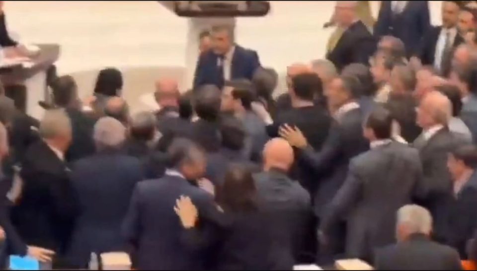 video/-kaos-ne-parlamenti-turk,-deputetet-e-partise-se-erdogan-dhe-te-opozites-perleshen-me-grushte-gjate-diskutimeve-per-buxhetin