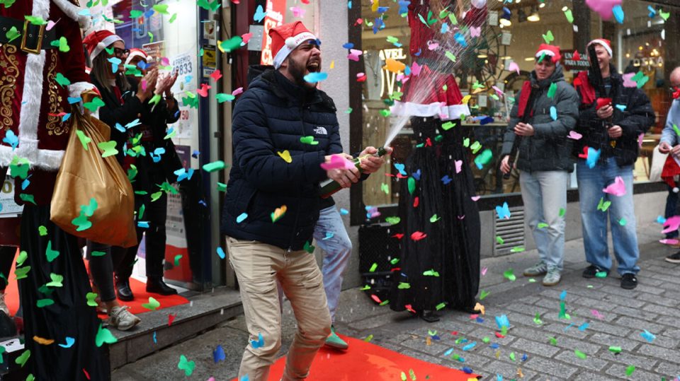 nga-tragjedia-te-festa!-fshati-la-baneza-ne-spanje-shperblehet-nga-lotaria-‘el-gordo’-me-468-milione-euro!-secili-prej-banoreve-perfiton-mbi-46-mije-euro