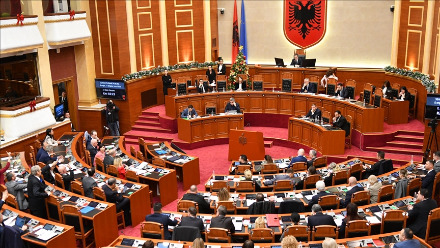 shqiperi,-perjashtohen-me-nje-muaj-nga-punimet-e-kuvendit-6-deputete-te-opozites-pas-tensioneve-ne-seance